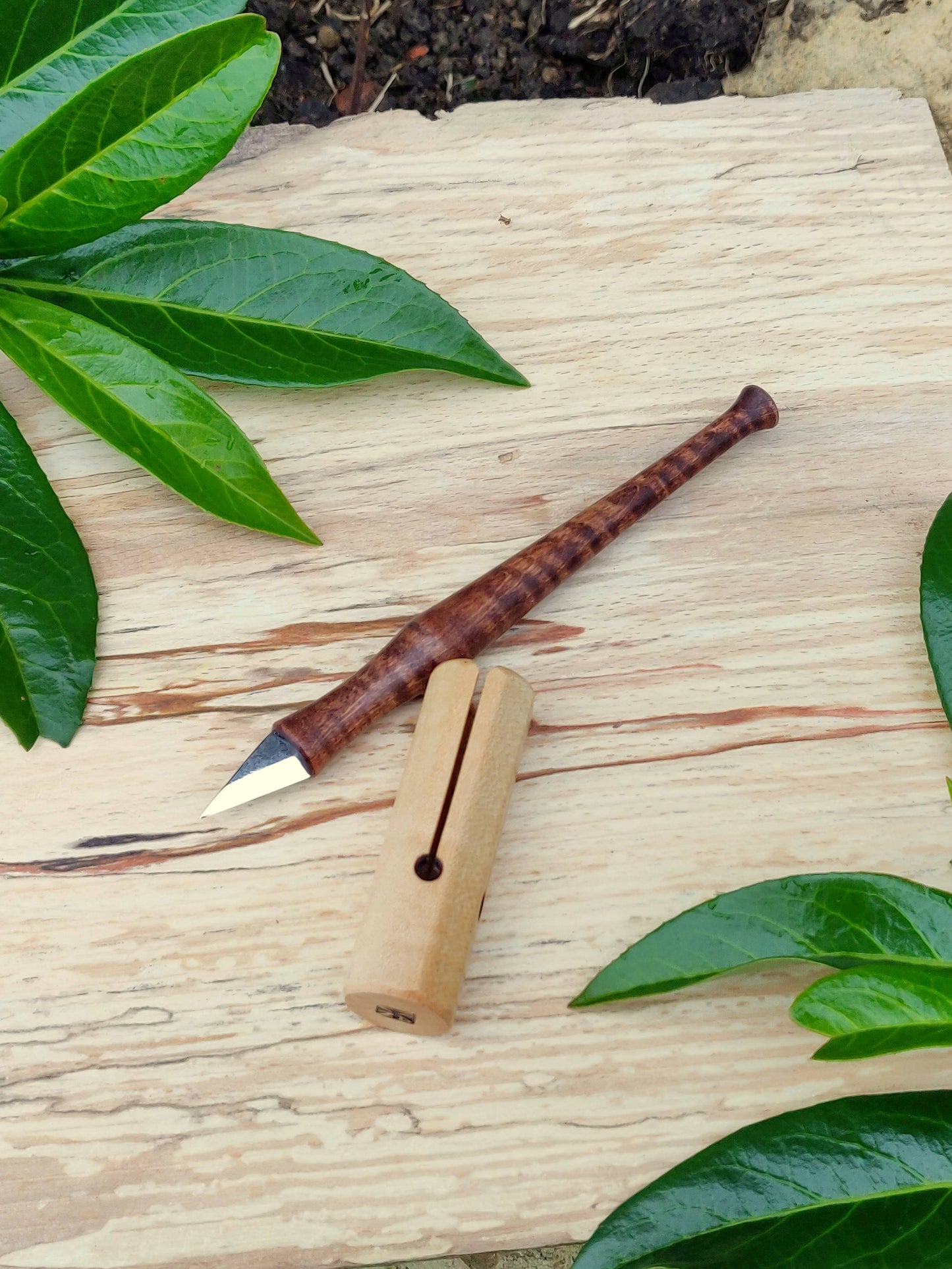 Kolrosing knife with round handle