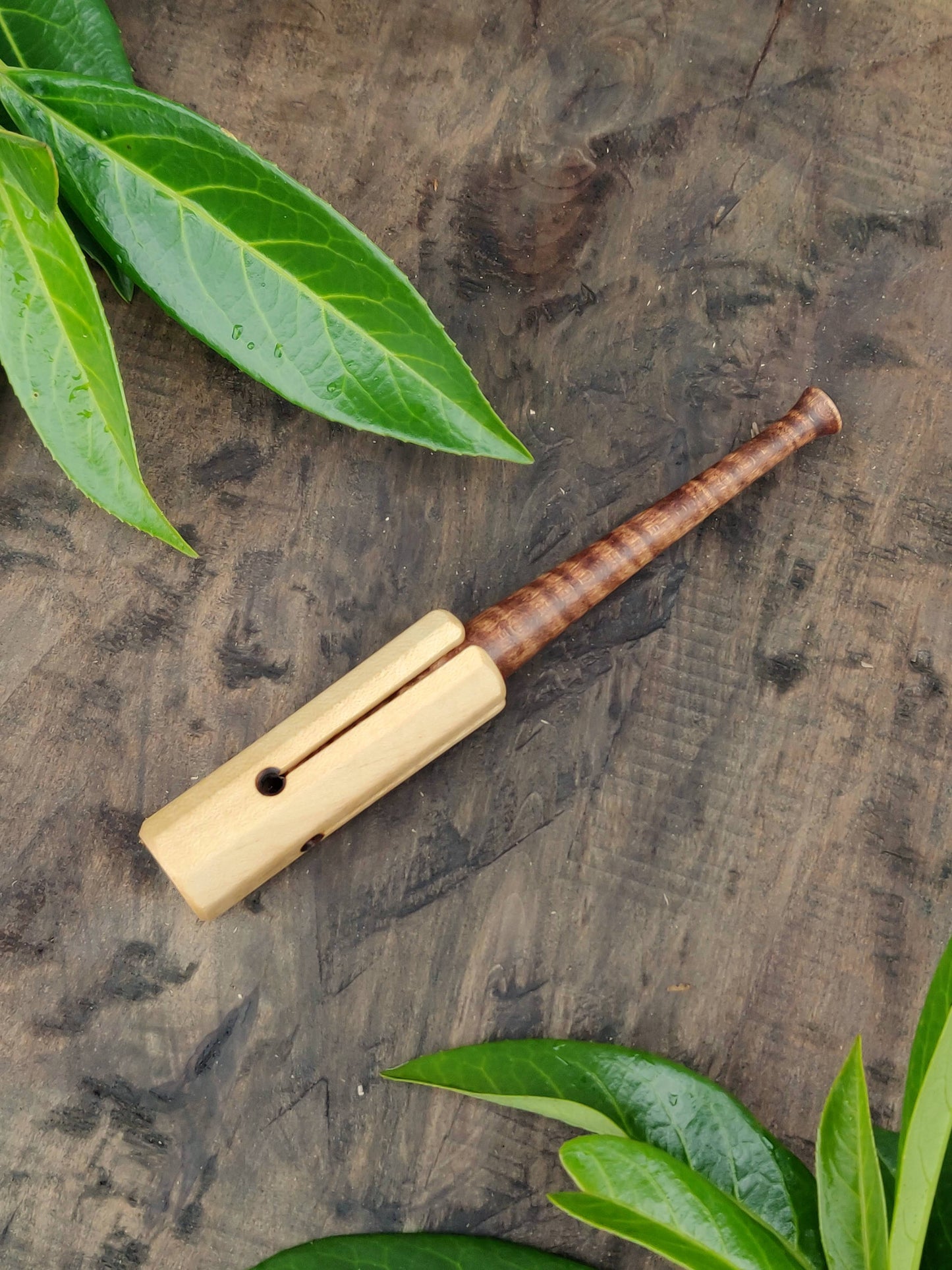 Kolrosing knife with round handle