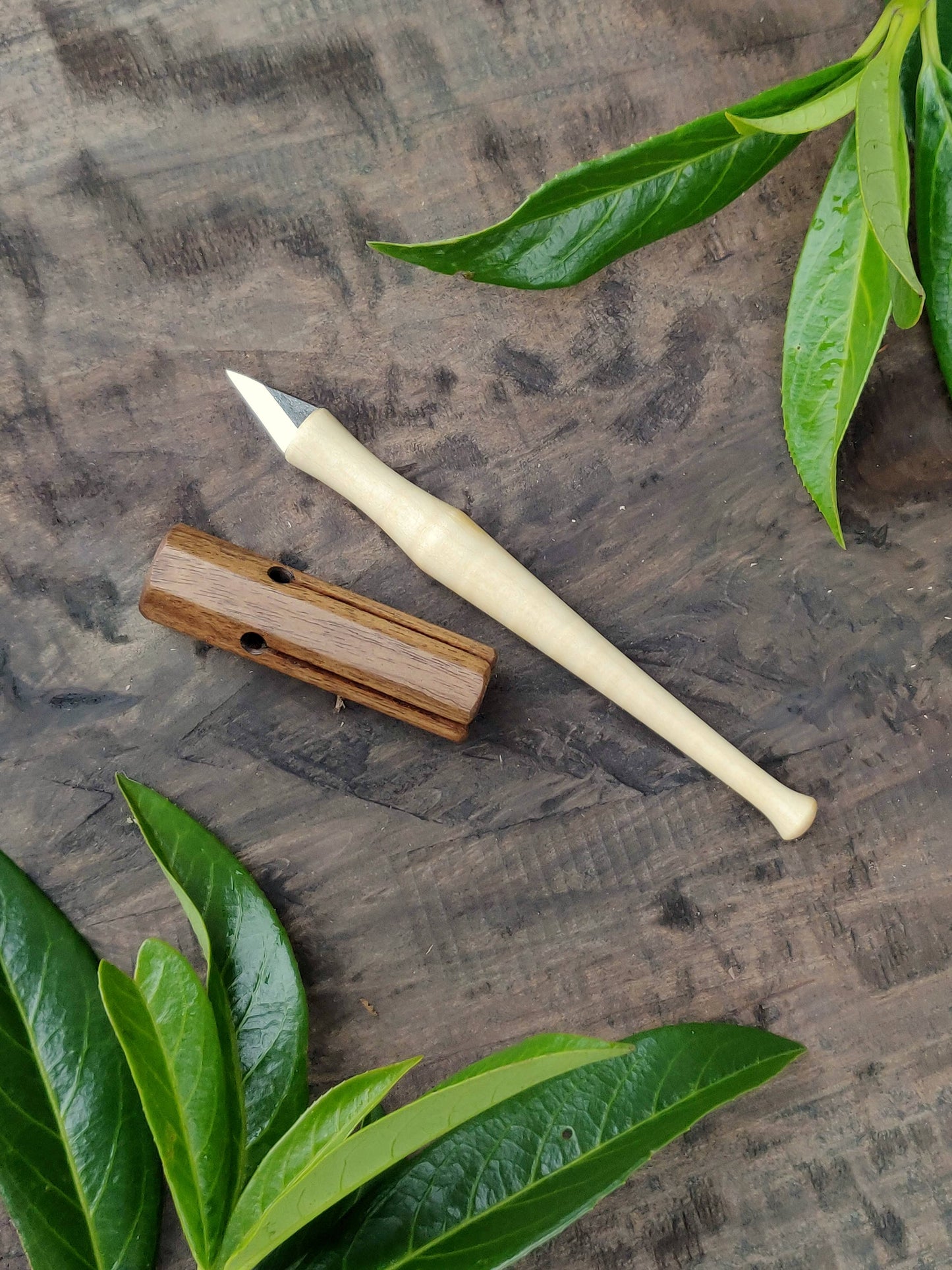 Kolrosing knife with round handle natural wood color