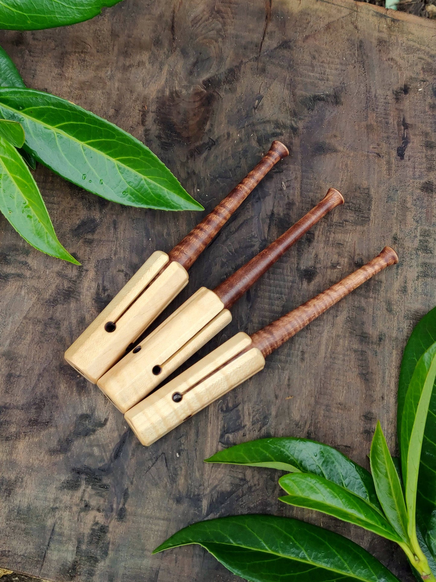 Kolrosing knife with round handle