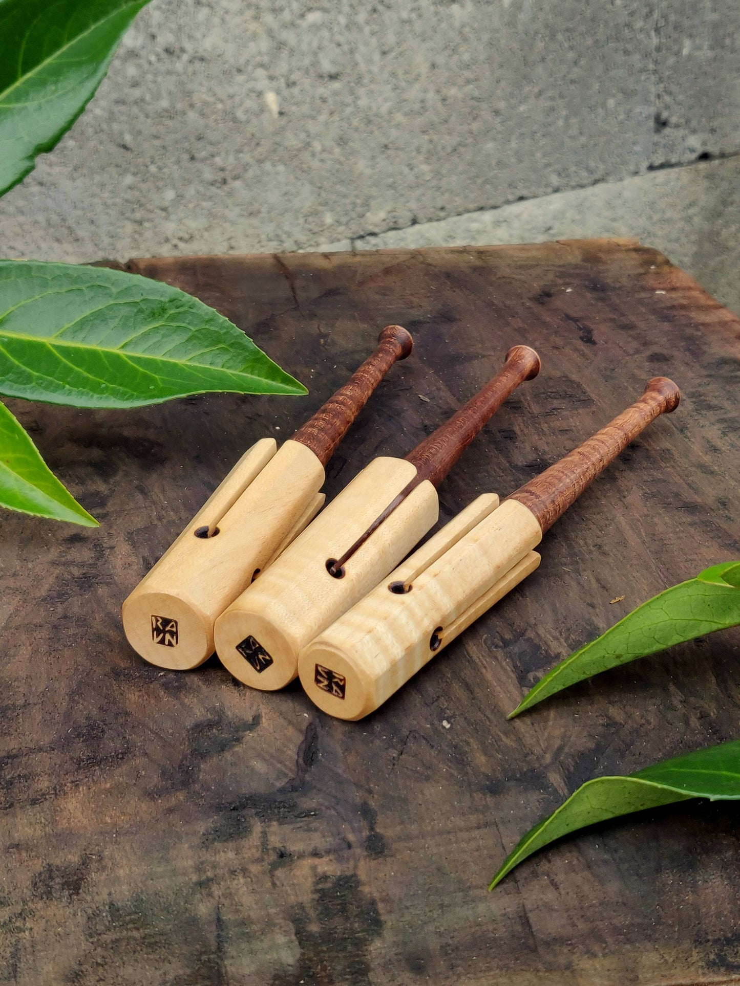 Kolrosing knife with round handle