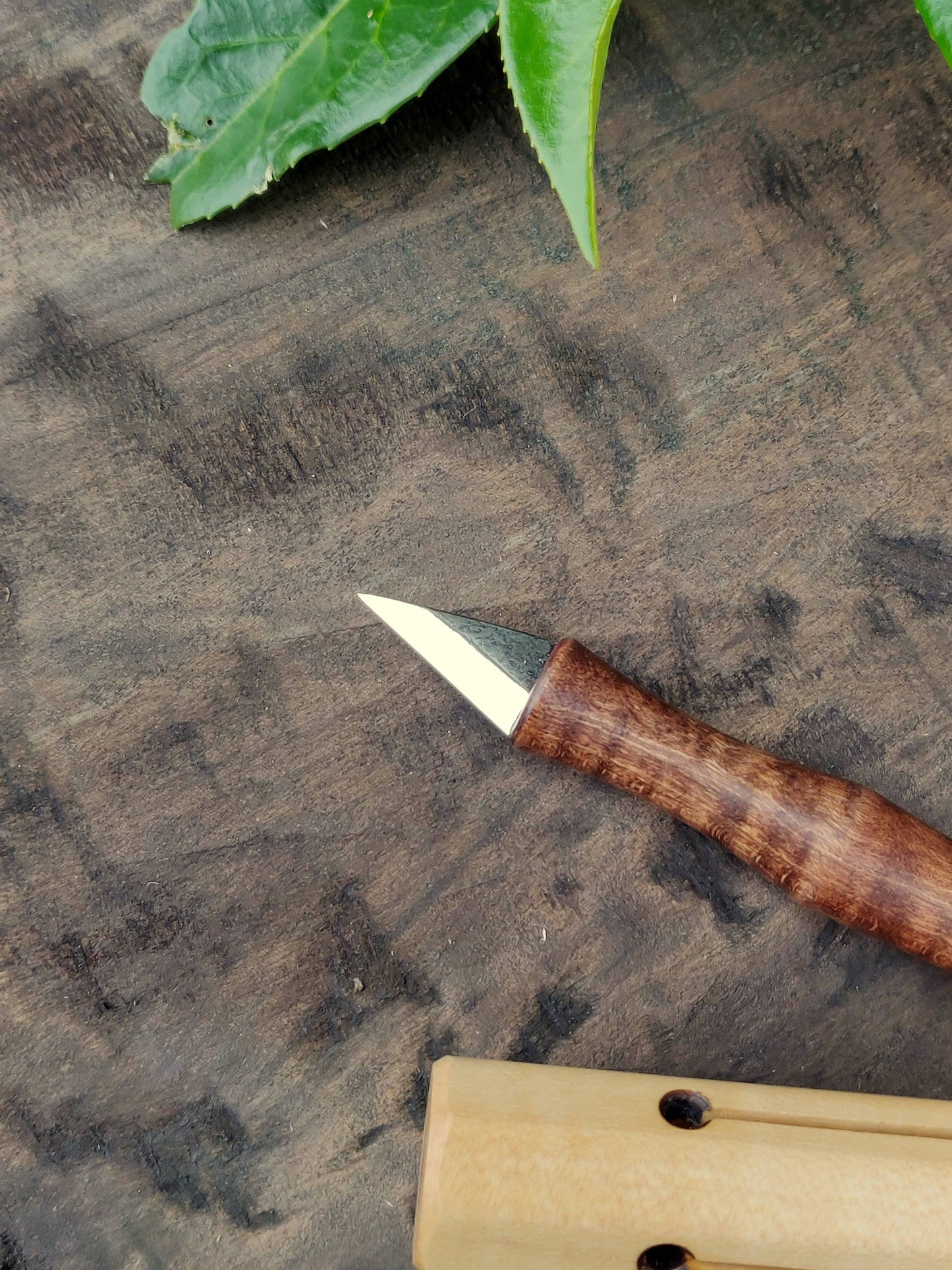 Kolrosing knife with round handle