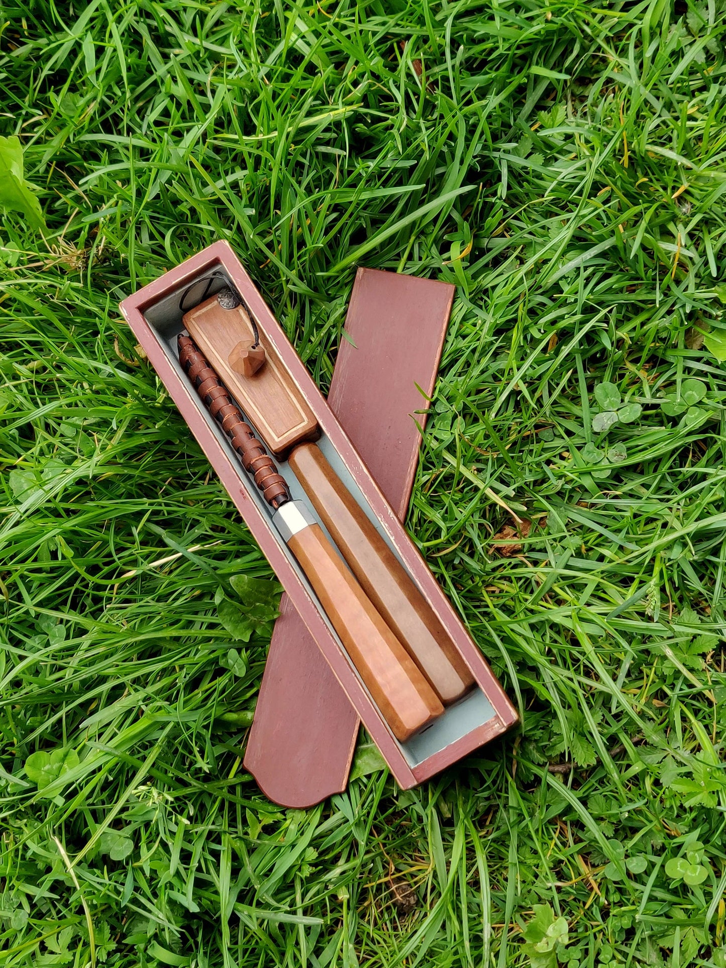 Whittling box. 1 chamber box. Milkpainted box. Slojd box