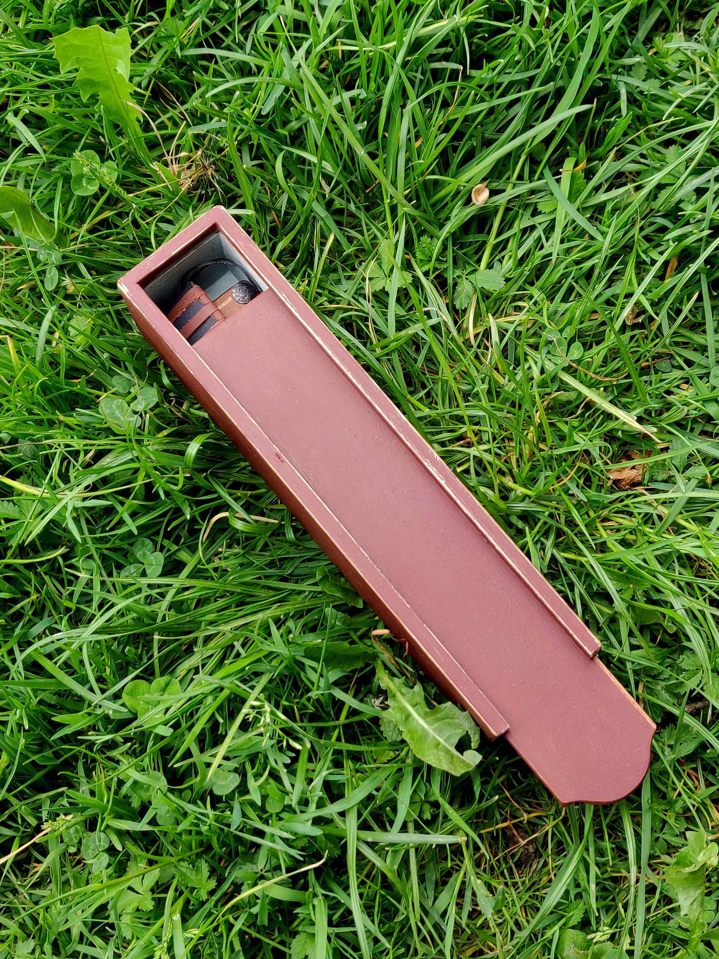 Whittling box. 1 chamber box. Milkpainted box. Slojd box