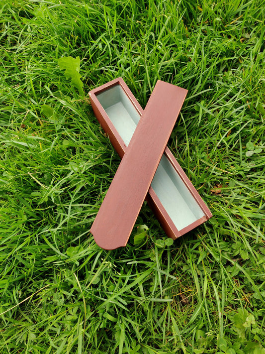 Whittling box. 1 chamber box. Milkpainted box. Slojd box