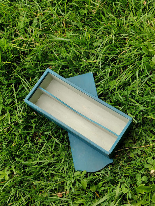 Whittling box. 2 chamber box. Milkpainted box. Slojd box